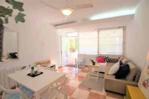 洪達海灘的住宿－Adosado La Salada by Rental Olé，客厅配有沙发和桌子