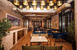 um restaurante com mesas e cadeiras e um bar em Primo Hotel em Tirana