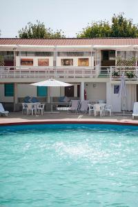 une maison avec une piscine en face de celle-ci dans l'établissement Villa Dei Misteri, à Pompéi