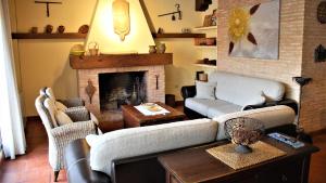 a living room with a couch and a fireplace at Casa de vacaciones en Parque Nacional de Cabañeros in Navas de Estena