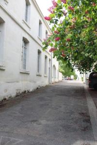 une rue vide devant un bâtiment blanc dans l'établissement Appartement calme proche de la Loire, à Saumur