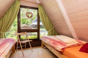 - une chambre avec 2 lits et une fenêtre dans l'établissement Ferienhaus Düperthal, à Hilchenbach