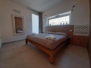 - une chambre avec un lit et 2 serviettes dans l'établissement LE DIMORE DI Grè, à Otrante
