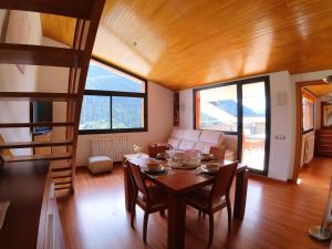 ein Wohnzimmer mit einem Tisch und einem Sofa in der Unterkunft Soldeu Paradis Gran Sol in El Tarter