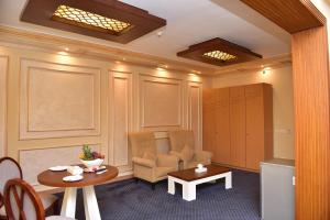 金馬里奧的住宿－Tolip Family Club Borg El Arab，客厅配有桌子、椅子和桌子。