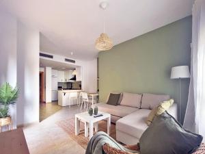ein Wohnzimmer mit Sofa und Tisch in der Unterkunft Apartamentos Brisas del Puerto de Aguadulce in Aguadulce