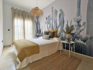 Een bed of bedden in een kamer bij Apartamentos Brisas del Puerto de Aguadulce