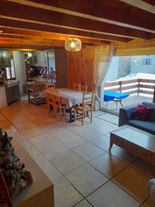 Maison de montagne dans charmant village du Capcir في Fontrabiouse: غرفة معيشة مع أريكة وطاولة