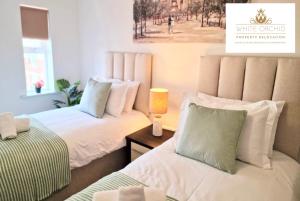 Giường trong phòng chung tại Corporate 2Bed Apartment with Balcony & Free Parking Short Lets Serviced Accommodation Old Town Stevenage by White Orchid Property Relocation