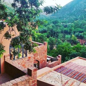 una casa in pietra con vista su una montagna di Boutique Guesthouse Dar Zohra a Marrakech