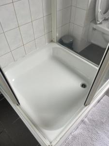 y baño con bañera blanca. en TopSleep Apartment 26-1, en Arnhem