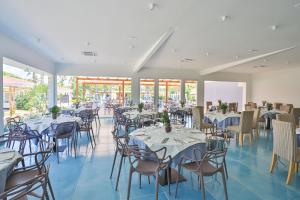 Reštaurácia alebo iné gastronomické zariadenie v ubytovaní Villaggio Selene Mare