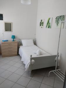 Кровать или кровати в номере Alpha apartment, Ireon Samos