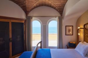 Hotel Fortaleza do Guincho Relais & Châteaux客房内的一张或多张床位