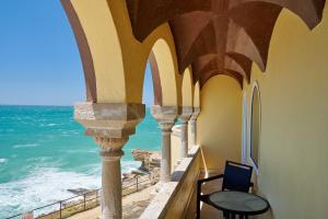 卡斯卡伊斯Hotel Fortaleza do Guincho Relais & Châteaux的从建筑物的阳台上欣赏海景