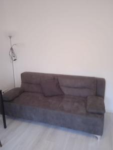 a brown couch in a room with a white wall at 3 Zimmer Wohnung in Kaiserslautern
