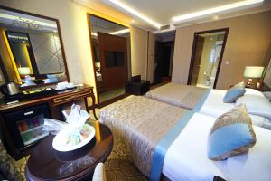 A bed or beds in a room at The Parma Hotel Downtown