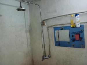 uma casa de banho com um chuveiro e uma caixa azul em Ecomama in Xınalıq Khinalig guest house em Quba