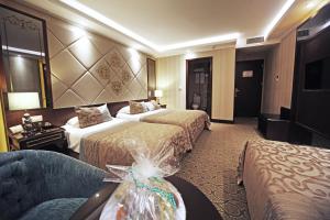 A bed or beds in a room at The Parma Hotel Downtown
