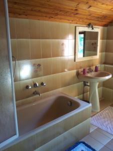 y baño con bañera y lavamanos. en I Tre Ciliegi Apartment en SantʼOmobono Imagna