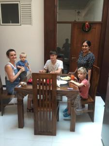Famiglia che soggiorna presso Concey Transit Hotel Airport view