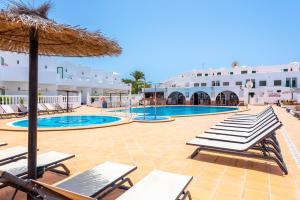 Bazén v ubytování Las Adelfas nebo v jeho okolí