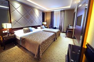 A bed or beds in a room at The Parma Hotel Downtown