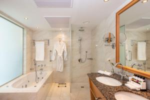 Koupelna v ubytování Constantinou Bros Athena Royal Beach Hotel