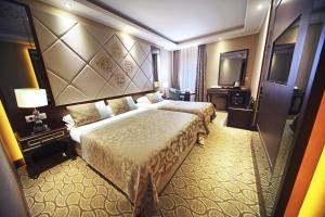 A bed or beds in a room at The Parma Hotel Downtown
