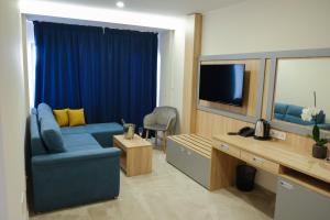 En tv och/eller ett underhållningssystem på SPS Hotel
