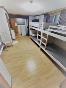 Zimmer mit 2 Etagenbetten und einer Treppe in der Unterkunft Y's house in Seoul