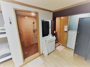 ein Bad mit einer Dusche und einem Waschbecken in der Unterkunft Y's house in Seoul