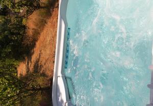 - une vue aérienne sur une baignoire à côté de l'océan dans l'établissement bulle d'amour à 500 m de la plage, à Cancale