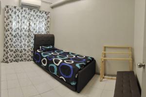 a bedroom with a bed in a room with a ladder at NurIzz Condostay Homestay Pantai Puteri Melaka in Kampong Bukit Darat