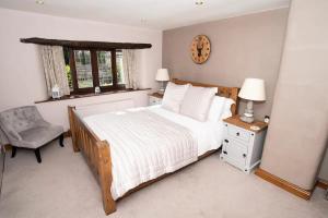 Gallery image of Bumble Bee Cottage - Luxury Countryside Cottage in Pool