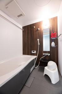 鹿兒島的住宿－T・Kスクエア鹿児島中央，带浴缸、卫生间和盥洗盆的浴室