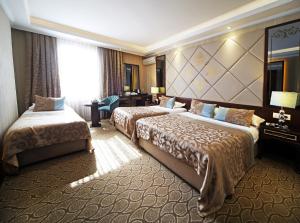 A bed or beds in a room at The Parma Hotel Downtown