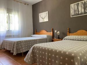 - une chambre avec 2 lits et une fenêtre dans l'établissement ApartamentoS Rosa, à Arroyo Frío