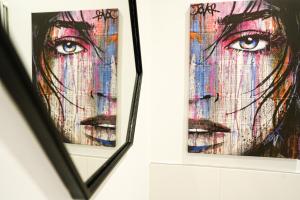 duas imagens emolduradas de uma mulher numa parede em Luxury Stevenage Town Centre Apartment em Stevenage