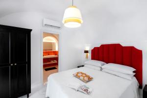 Villa Mimina - Exclusive villa with garden, Jacuzzi and sea view tesisinde bir odada yatak veya yataklar