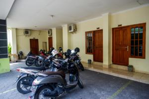 Fitness centrum a/nebo fitness zařízení v ubytování RedDoorz At Hotel Sartika Yogyakarta