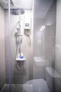 胡志明市的住宿－Brand New Cozy Home in D1 wBalcony，带淋浴、卫生间和盥洗盆的浴室