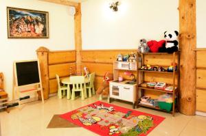 a toy room with a table and a tv at Pokoje Gościnne Staszelówka in Małe Ciche