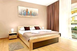 um quarto com uma cama e uma grande janela em Centar lux 2 em Zrenjanin