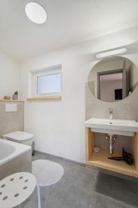 W łazience znajduje się umywalka i lustro. w obiekcie Apartmány LAMA w mieście Nižné Malatíny