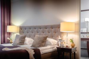 ein Schlafzimmer mit einem großen Bett mit zwei Lampen in der Unterkunft Elite Hotel Mollberg in Helsingborg
