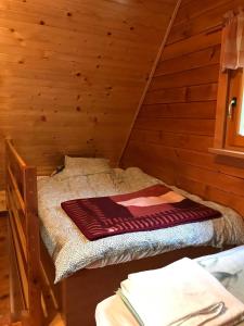 Posteľ alebo postele v izbe v ubytovaní Domek letniskowy Biedówka + 24 fotografií