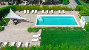 an overhead view of a swimming pool with chairs and a tent at Hotel Globo in Formigine