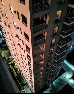 聖菲的住宿－Monoambiente céntrico，夜晚高楼高空的景色