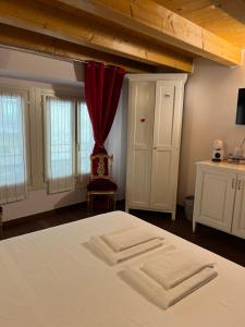 1 dormitorio con cama y cortina roja en Dimora 4 Spade, en Verona